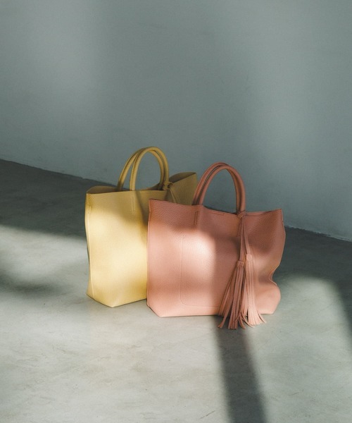 RODE SKO（ロデスコ）の「タッセル軽量2WAYシンプルトートバッグ（トートバッグ・レディース・ブラック/グレー系その他/ピンク系その他/ホワイト系その他/ベージュ系その他・ONE）」の15枚目の写真