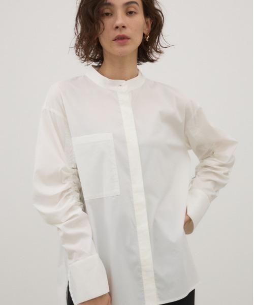 crie conforto（クリーコンフォルト）の「シャーリングスリーブシャツ 長袖 / 秋服 / 冬服（シャツ/ブラウス・レディース・ホワイト/ブルー系その他/ブラック系その他・FREE）」の2枚目の写真