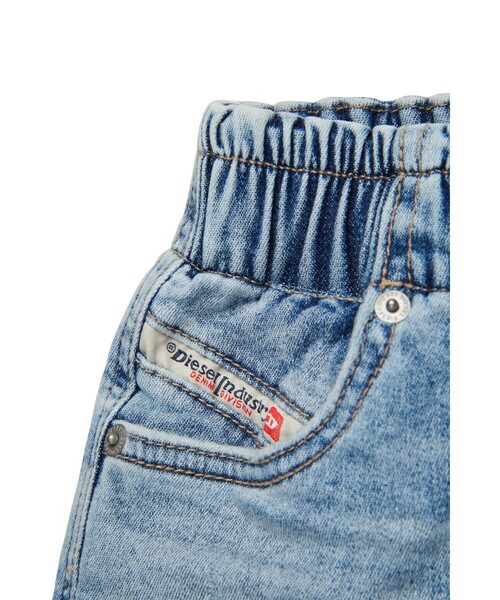 DIESEL（ディーゼル）の「キッズ ショート ジョグジーンズ PAMLIX JJJ（デニムパンツ・キッズ・ライトインディゴブルー・12Y/14Y/10Y/4Y/6Y/8Y）」の4枚目の写真