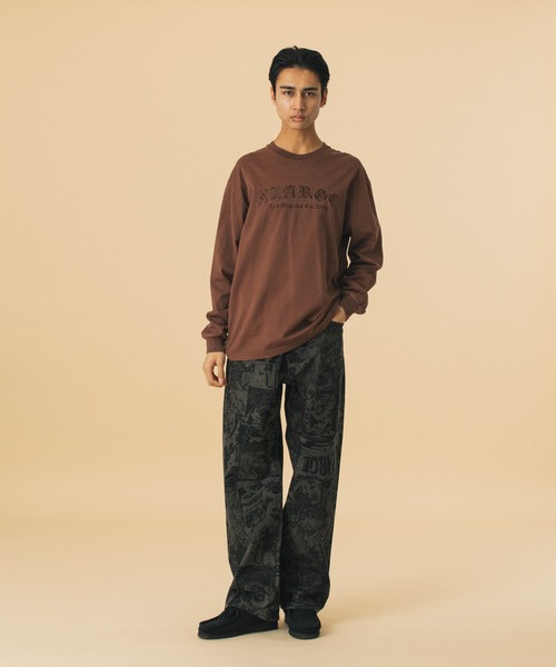 XLARGE（エクストララージ）の「PIGMENT DYED OLD ENGLISH LOGO L/S TEE（Tシャツ/カットソー・メンズ・ブラック/ブラウン/ネイビー・XL/L/M/S）」の9枚目の写真