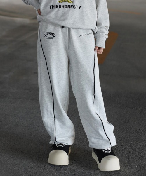 ATMARK(アットマーク)の「《フリーサイズ / UNISEX 》ThirdHonestyロゴ パイピング スウェットパンツ(スウェットパンツ・メンズ・ブラック/ホワイト・FREE)」の1枚目の写真