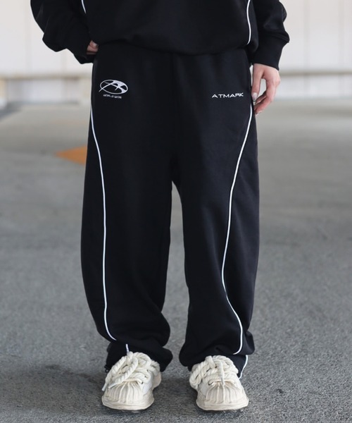 ATMARK(アットマーク)の「《フリーサイズ / UNISEX 》ThirdHonestyロゴ パイピング スウェットパンツ(スウェットパンツ・メンズ・ブラック/ホワイト・FREE)」の2枚目の写真