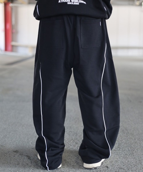 ATMARK(アットマーク)の「《フリーサイズ / UNISEX 》ThirdHonestyロゴ パイピング スウェットパンツ(スウェットパンツ・メンズ・ブラック/ホワイト・FREE)」の4枚目の写真