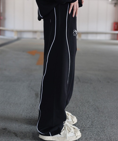 ATMARK(アットマーク)の「《フリーサイズ / UNISEX 》ThirdHonestyロゴ パイピング スウェットパンツ(スウェットパンツ・メンズ・ブラック/ホワイト・FREE)」の3枚目の写真