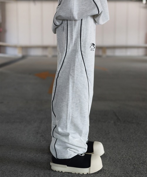 ATMARK(アットマーク)の「《フリーサイズ / UNISEX 》ThirdHonestyロゴ パイピング スウェットパンツ(スウェットパンツ・メンズ・ブラック/ホワイト・FREE)」の7枚目の写真