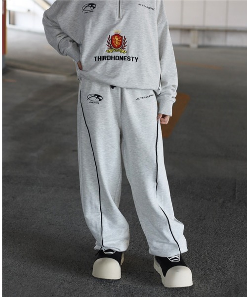 ATMARK(アットマーク)の「《フリーサイズ / UNISEX 》ThirdHonestyロゴ パイピング スウェットパンツ(スウェットパンツ・メンズ・ブラック/ホワイト・FREE)」の9枚目の写真