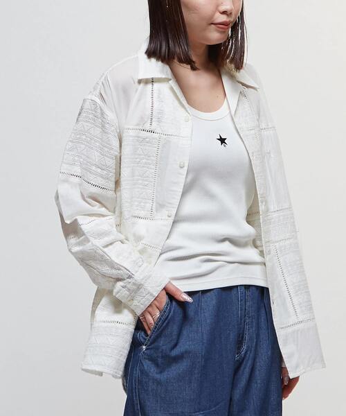 CONVERSE TOKYO(コンバーストウキョウ)の「LACE CAMBRIC PATCHWORK SHIRT(シャツ/ブラウス・レディース・ホワイト/サックスブルー/ブラック・SMALL/MEDIUM)」の2枚目の写真