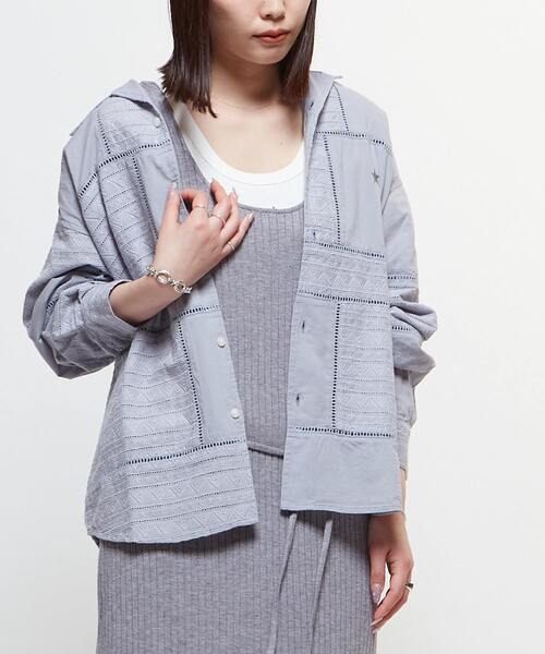 CONVERSE TOKYO(コンバーストウキョウ)の「LACE CAMBRIC PATCHWORK SHIRT(シャツ/ブラウス・レディース・ホワイト/サックスブルー/ブラック・SMALL/MEDIUM)」の3枚目の写真