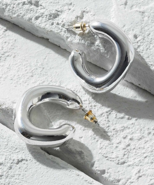 big metal london（ビッグメタルロンドン）の「【金属アレルギー対応】フープピアス ATHENAIS ORGANIS SHAPE HOOP（ピアス（両耳用）・レディース・ゴールド/シルバー・FREE）」の5枚目の写真