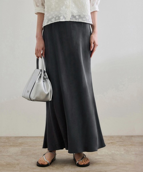 ROPE'（ロペ）の「【WEB・一部店舗限定】フィブリルサテンマーメイドスカート【セットアップ対応】/洗える（スカート・レディース・ベージュ系その他/チャコールグレー・36/38/40）」の2枚目の写真