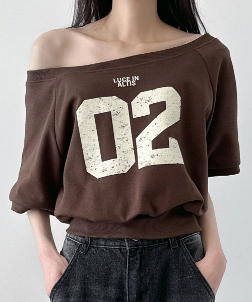 VIVID LADY(ビビッドレディー)の「ボートネック オフショルダー 2way 半袖 Tシャツ(Tシャツ/カットソー・レディース・ブラック/ライトグレー/ブラウン/オートミール・FREE)」の4枚目の写真