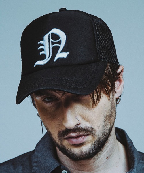 NO ID.（ノーアイディ）の「mko12909-ｲﾆｼｬﾙｴﾝﾌﾞﾛｲﾀﾞﾘｰCAP（キャップ・メンズ・ブラック/ホワイト・ONE SIZE）」の2枚目の写真