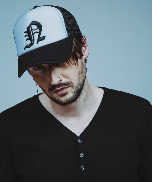 NO ID.（ノーアイディ）の「mko12909-ｲﾆｼｬﾙｴﾝﾌﾞﾛｲﾀﾞﾘｰCAP（キャップ・メンズ・ブラック/ホワイト・ONE SIZE）」の8枚目の写真