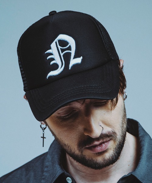 NO ID.（ノーアイディ）の「mko12909-ｲﾆｼｬﾙｴﾝﾌﾞﾛｲﾀﾞﾘｰCAP（キャップ・メンズ・ブラック/ホワイト・ONE SIZE）」の7枚目の写真