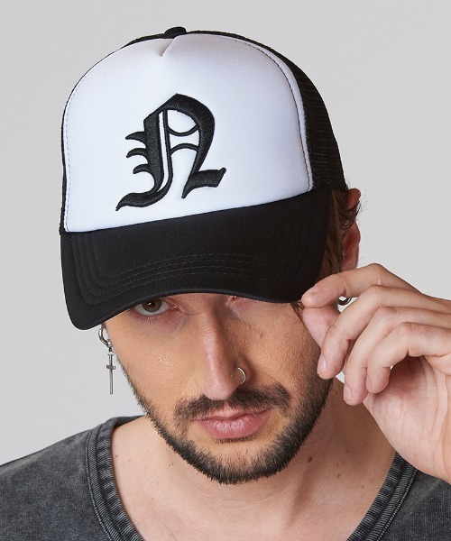 NO ID.（ノーアイディ）の「mko12909-ｲﾆｼｬﾙｴﾝﾌﾞﾛｲﾀﾞﾘｰCAP（キャップ・メンズ・ブラック/ホワイト・ONE SIZE）」の4枚目の写真