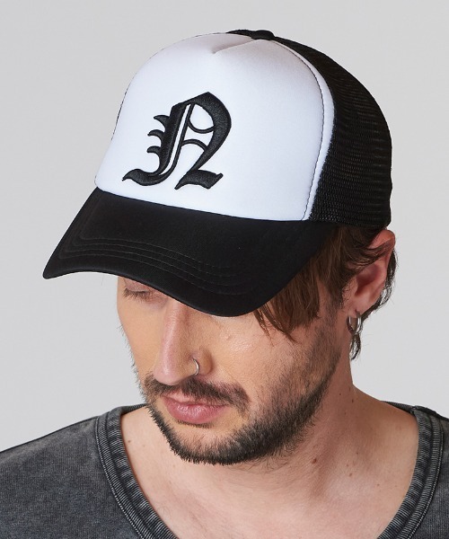 NO ID.（ノーアイディ）の「mko12909-ｲﾆｼｬﾙｴﾝﾌﾞﾛｲﾀﾞﾘｰCAP（キャップ・メンズ・ブラック/ホワイト・ONE SIZE）」の3枚目の写真