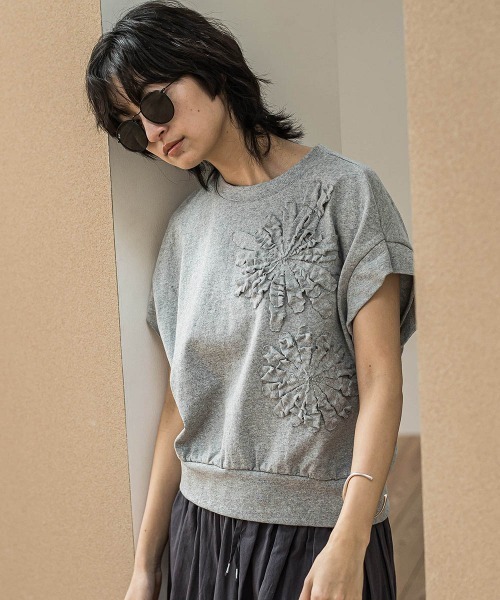 MAYSON GREY（メイソングレイ）の「フラワーモチーフフレンチスリーブプルオーバー≪手洗い可能≫（Tシャツ/カットソー・レディース・ライトグレー/ホワイト/レッド・M）」の2枚目の写真