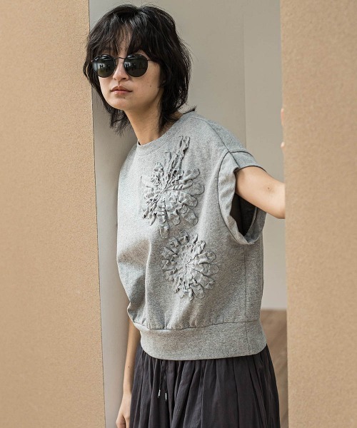 MAYSON GREY（メイソングレイ）の「フラワーモチーフフレンチスリーブプルオーバー≪手洗い可能≫（Tシャツ/カットソー・レディース・ライトグレー/ホワイト/レッド・M）」の4枚目の写真