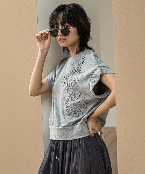 MAYSON GREY（メイソングレイ）の「フラワーモチーフフレンチスリーブプルオーバー≪手洗い可能≫（Tシャツ/カットソー・レディース・ライトグレー/ホワイト/レッド・M）」の5枚目の写真
