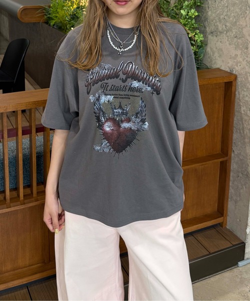 sedacle(セダクル)の「エンジェルハートグラフィックTシャツ(Tシャツ/カットソー・レディース・チャコールグレー/アイボリー/ベージュ・LARGE/MEDIUM/SMALL)」の1枚目の写真