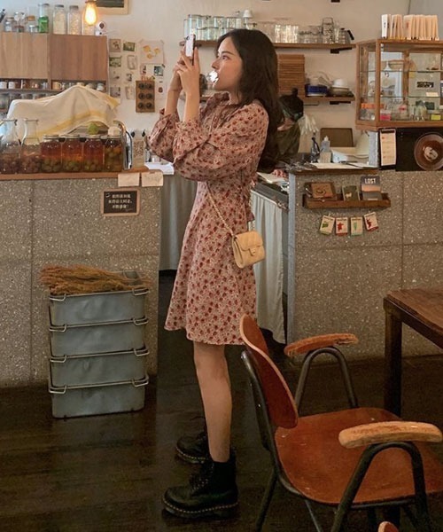 i-dare（アイディア）の「【i-dare】 花柄  長袖 カシュクール ミニ丈 ワンピース（ワンピース・レディース・レッド/ブルー・MEDIUM/LARGE/X-LARGE）」の6枚目の写真