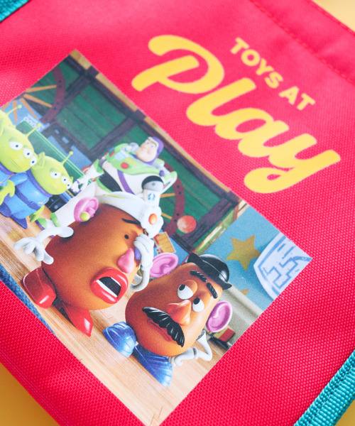 Disney(ディズニー)の「〈DISNEY/ディズニー〉 Toy Story トイストーリー LUNCH BAG/ランチバッグ S SERIES MOVIE(ランチョンマット/テーブルウェア・レディース・レッド・ONE SIZE)」の2枚目の写真