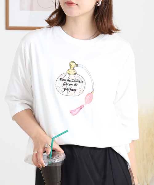 ブローディア BRODIAEA カラフルフラワー刺繍半袖Tシャツ （オフホワイト） BRODIAEA パフュームプリント半袖Tシャツ（Tシャツ/カットソー