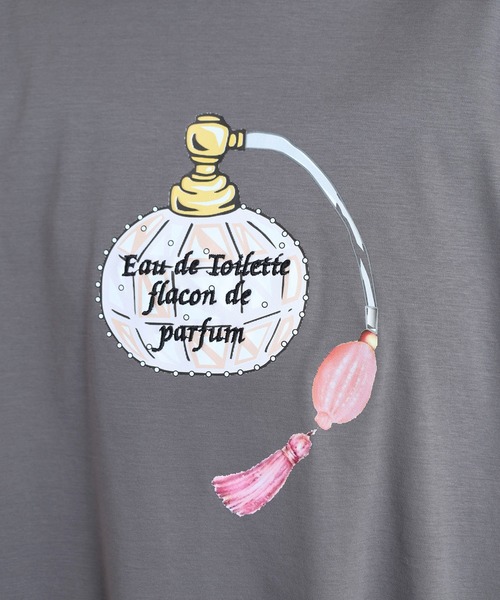 ブローディア BRODIAEA パフュームプリント半袖Tシャツ （パープル） ブローディア BRODIAEA パフュームプリント半袖Tシャツ