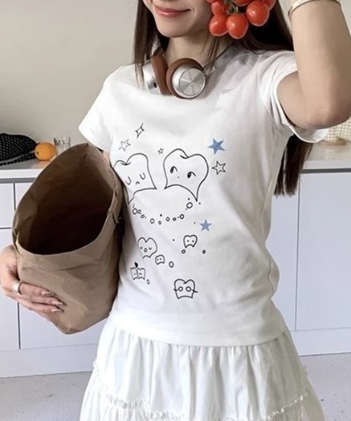 Achic(アシック)の「プリントTシャツ(Tシャツ/カットソー・レディース・ホワイト/ホワイト系その他2/ホワイト系その他3/ホワイト系その他・M)」の2枚目の写真