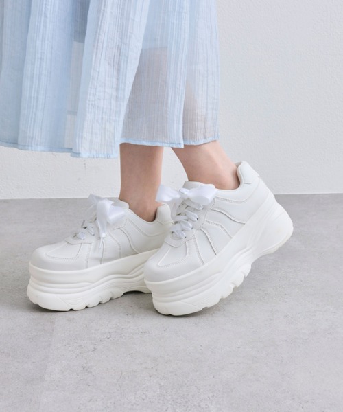 OLIVE des OLIVE(オリーブデオリーブ)の「サテンリボン厚底スニーカー(スニーカー・レディース・ブラウン/ブラック/オフホワイト・LARGE/MEDIUM/SMALL)」の7枚目の写真