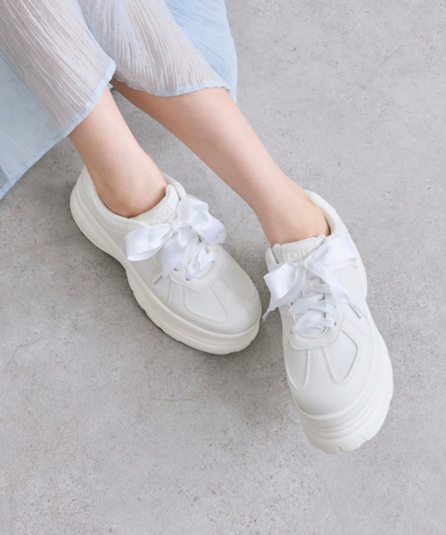 OLIVE des OLIVE(オリーブデオリーブ)の「サテンリボン厚底スニーカー(スニーカー・レディース・ブラウン/ブラック/オフホワイト・LARGE/MEDIUM/SMALL)」の5枚目の写真