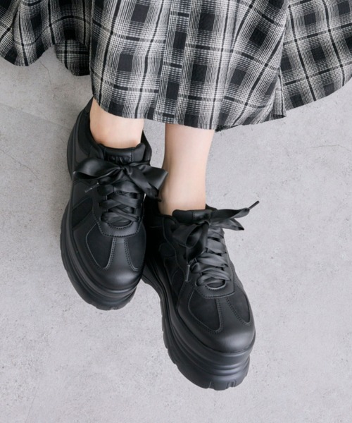 OLIVE des OLIVE(オリーブデオリーブ)の「サテンリボン厚底スニーカー(スニーカー・レディース・ブラウン/ブラック/オフホワイト・LARGE/MEDIUM/SMALL)」の10枚目の写真