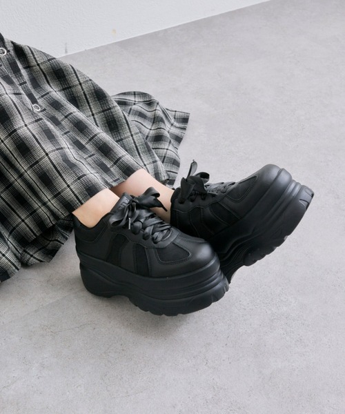 OLIVE des OLIVE(オリーブデオリーブ)の「サテンリボン厚底スニーカー(スニーカー・レディース・ブラウン/ブラック/オフホワイト・LARGE/MEDIUM/SMALL)」の9枚目の写真