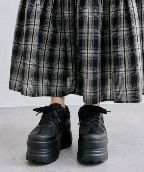 OLIVE des OLIVE(オリーブデオリーブ)の「サテンリボン厚底スニーカー(スニーカー・レディース・ブラウン/ブラック/オフホワイト・LARGE/MEDIUM/SMALL)」の11枚目の写真