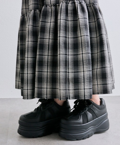 OLIVE des OLIVE(オリーブデオリーブ)の「サテンリボン厚底スニーカー(スニーカー・レディース・ブラウン/ブラック/オフホワイト・LARGE/MEDIUM/SMALL)」の12枚目の写真