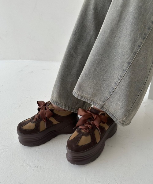 OLIVE des OLIVE(オリーブデオリーブ)の「サテンリボン厚底スニーカー(スニーカー・レディース・ブラウン/ブラック/オフホワイト・LARGE/MEDIUM/SMALL)」の16枚目の写真