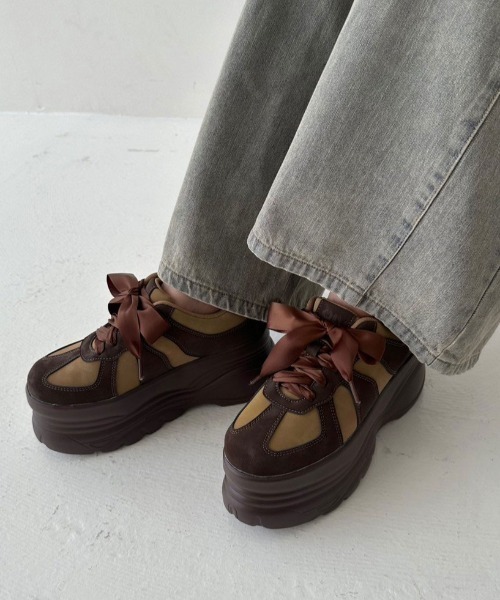 OLIVE des OLIVE(オリーブデオリーブ)の「サテンリボン厚底スニーカー(スニーカー・レディース・ブラウン/ブラック/オフホワイト・LARGE/MEDIUM/SMALL)」の19枚目の写真
