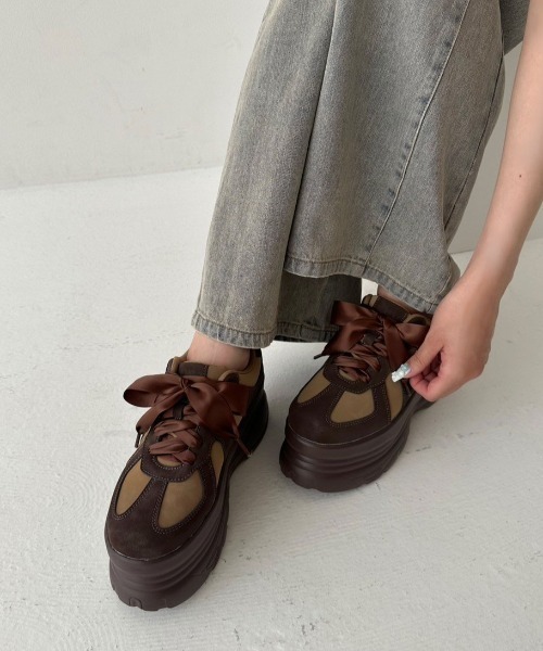 OLIVE des OLIVE(オリーブデオリーブ)の「サテンリボン厚底スニーカー(スニーカー・レディース・ブラウン/ブラック/オフホワイト・LARGE/MEDIUM/SMALL)」の20枚目の写真