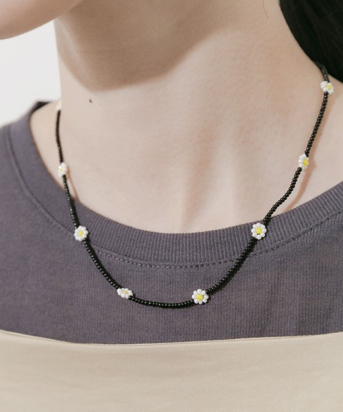 SMELLY(スメリー)の「ステンレスフラワーモチーフビーズネックレス(ネックレス・レディース・ホワイト/ブラック・-)」の11枚目の写真