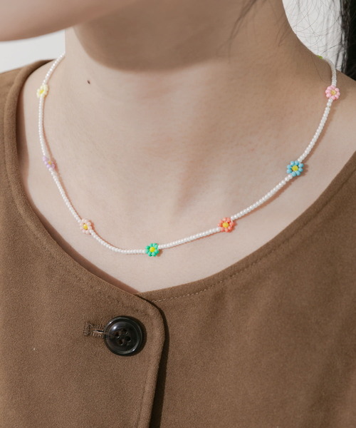 SMELLY(スメリー)の「ステンレスフラワーモチーフビーズネックレス(ネックレス・レディース・ホワイト/ブラック・-)」の13枚目の写真