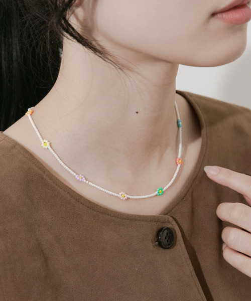 SMELLY(スメリー)の「ステンレスフラワーモチーフビーズネックレス(ネックレス・レディース・ホワイト/ブラック・-)」の14枚目の写真