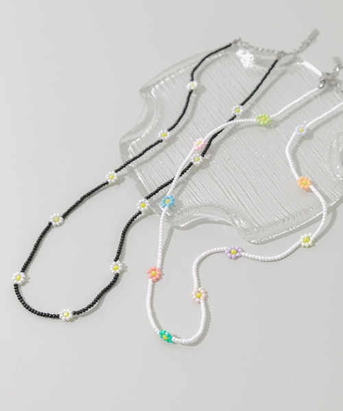 SMELLY(スメリー)の「ステンレスフラワーモチーフビーズネックレス(ネックレス・レディース・ホワイト/ブラック・-)」の4枚目の写真