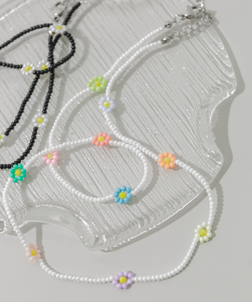 SMELLY(スメリー)の「ステンレスフラワーモチーフビーズネックレス(ネックレス・レディース・ホワイト/ブラック・-)」の5枚目の写真