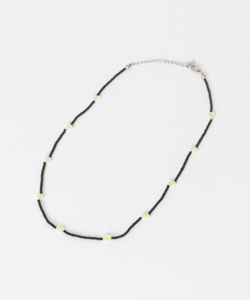 SMELLY(スメリー)の「ステンレスフラワーモチーフビーズネックレス(ネックレス・レディース・ホワイト/ブラック・-)」の6枚目の写真
