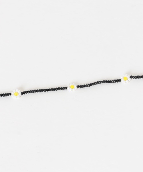 SMELLY(スメリー)の「ステンレスフラワーモチーフビーズネックレス(ネックレス・レディース・ホワイト/ブラック・-)」の3枚目の写真