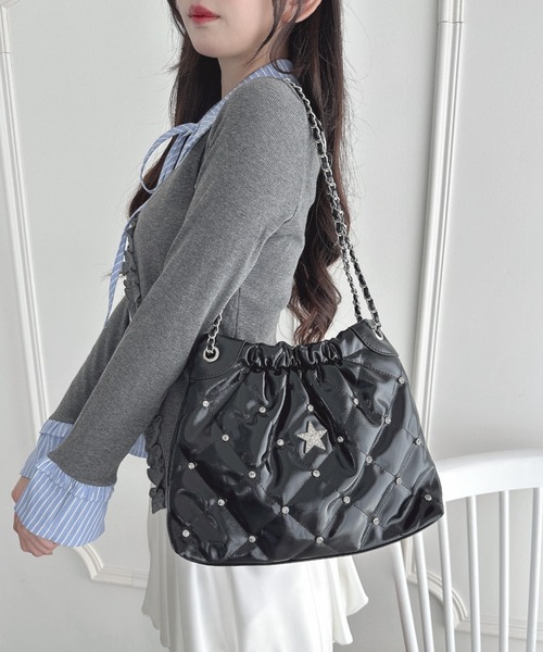 Loueme(ルエム)の「スタービジューキルティングチェーンバッグ(ショルダーバッグ・レディース・ブラック/ライトブルー/オフホワイト/シルバー/ピンク・FREE)」の3枚目の写真