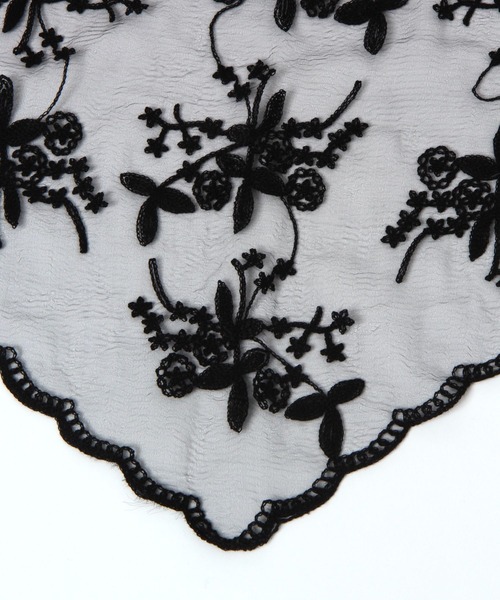 LAKOLE（ラコレ）の「トライアングルレーススカーフ / 596149（バンダナ/スカーフ・レディース・ホワイト/ブラック・FREE）」の4枚目の写真