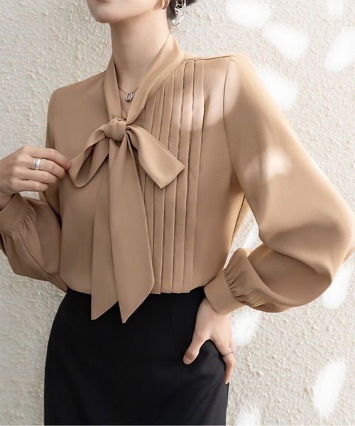 AMAJI(アマジ)の「ピンタックボウタイブラウス(シャツ/ブラウス・レディース・ベージュ・SMALL/MEDIUM/LARGE)」の1枚目の写真