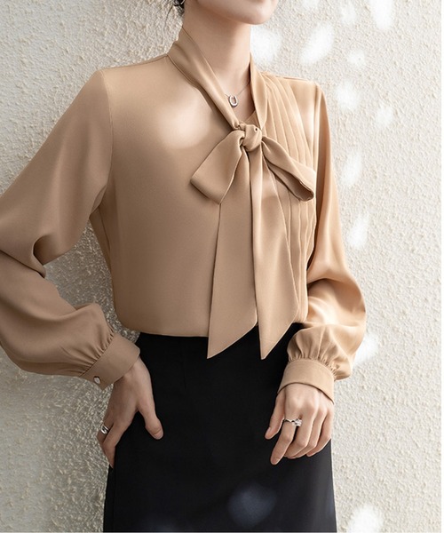 AMAJI(アマジ)の「ピンタックボウタイブラウス(シャツ/ブラウス・レディース・ベージュ・SMALL/MEDIUM/LARGE)」の4枚目の写真