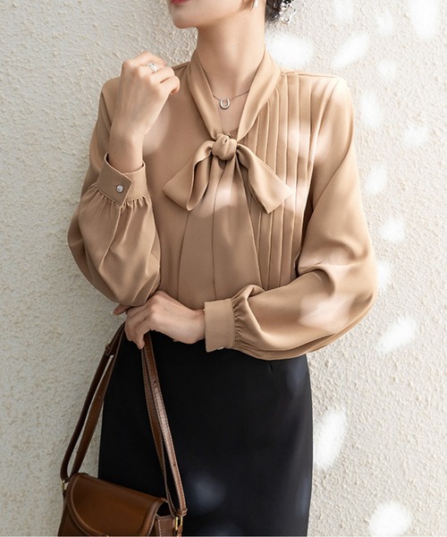 AMAJI(アマジ)の「ピンタックボウタイブラウス(シャツ/ブラウス・レディース・ベージュ・SMALL/MEDIUM/LARGE)」の3枚目の写真